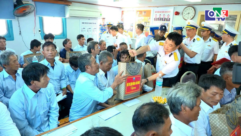 33 ngư d&acirc;n Quảng Ng&atilde;i gặp nạn tr&ecirc;n biển được đưa v&agrave;o bờ an to&agrave;n