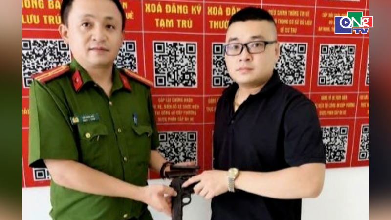 Một người ở Quảng Ng&atilde;i tự nguyện giao nộp s&uacute;ng K54 v&agrave; 13 vi&ecirc;n đạn