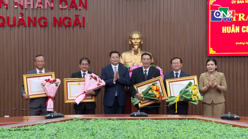 Trao Hu&acirc;n chương Lao động cho c&aacute;c đồng ch&iacute; nguy&ecirc;n l&atilde;nh đạo tỉnh