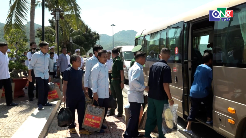 Đưa 33 ngư d&acirc;n bị ch&igrave;m t&agrave;u về địa phương
