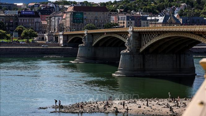 Mực nước s&ocirc;ng Danube xuống thấp 