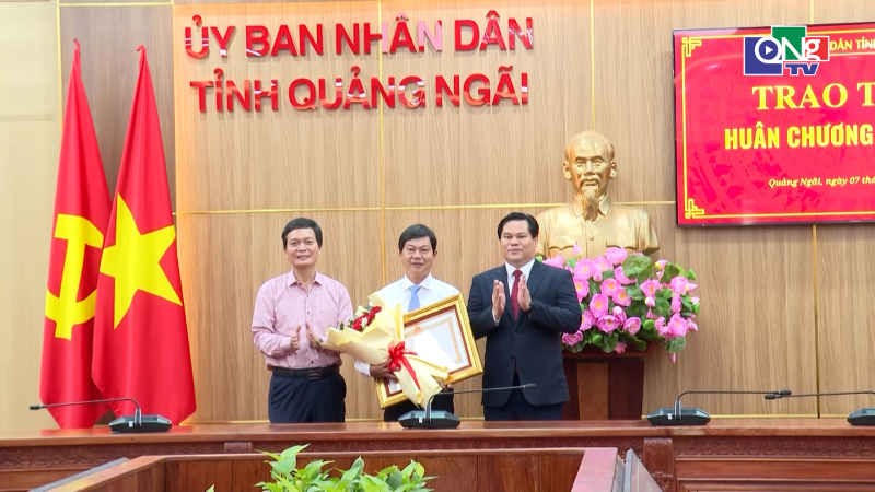 Trao Hu&acirc;n chương Lao động cho nguy&ecirc;n Gi&aacute;m đốc Sở Khoa học v&agrave; C&ocirc;ng nghệ