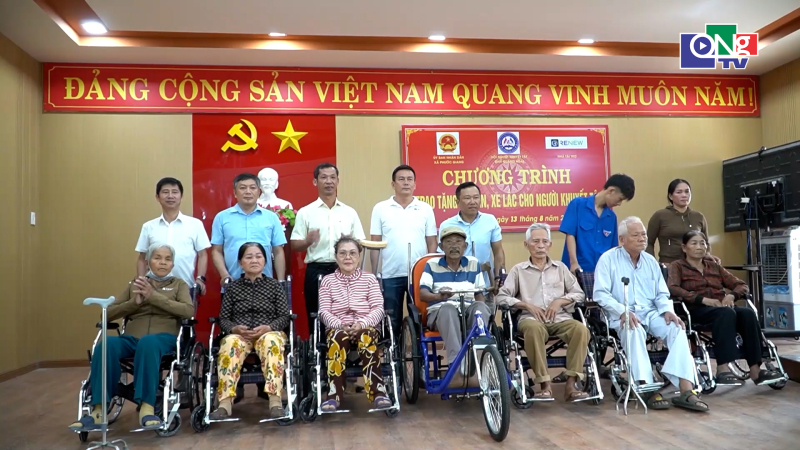 Trao tặng xe lăn, xe lắc cho người khuyết tật