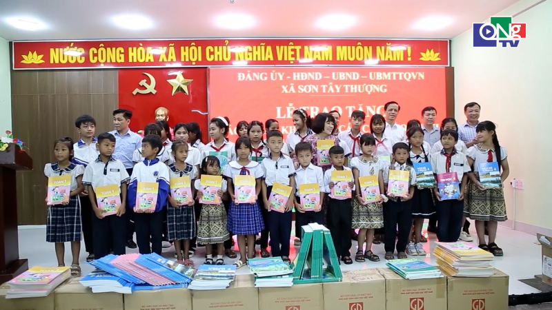 Sơn T&acirc;y Thượng tặng s&aacute;ch gi&aacute;o khoa cho học sinh