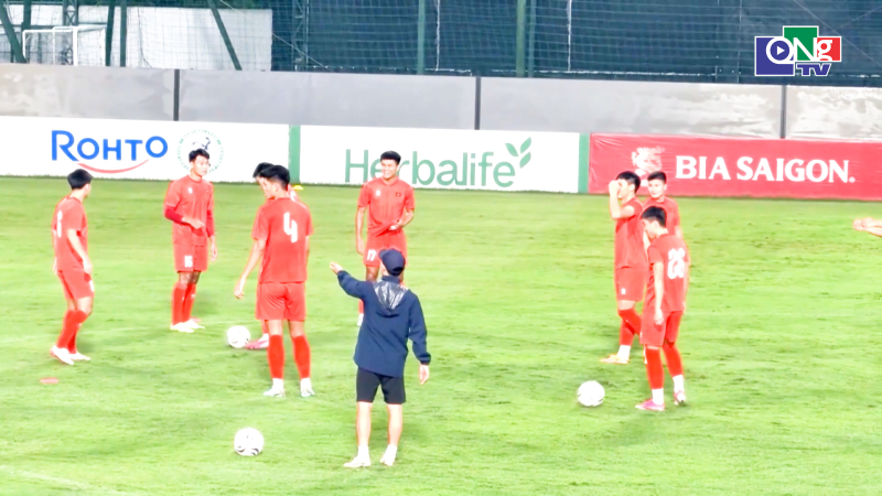 Chờ nh&agrave; v&ocirc; địch thể hiện bản lĩnh tr&ecirc;n s&acirc;n kh&aacute;ch