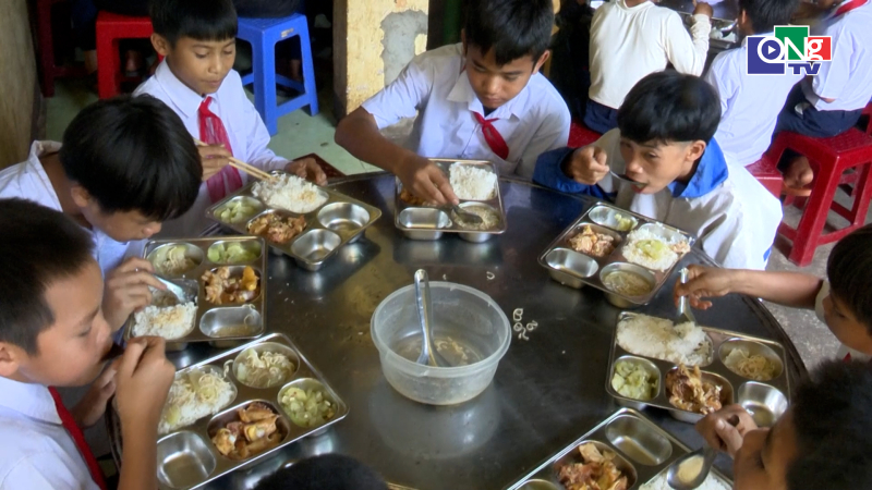 C&ocirc;ng khai h&igrave;nh ảnh khay ăn thực tế của học sinh để phụ huynh gi&aacute;m s&aacute;t