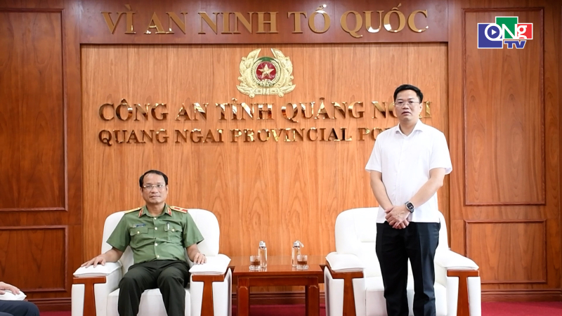 L&atilde;nh đạo tỉnh thăm, ch&uacute;c mừng C&ocirc;ng an tỉnh