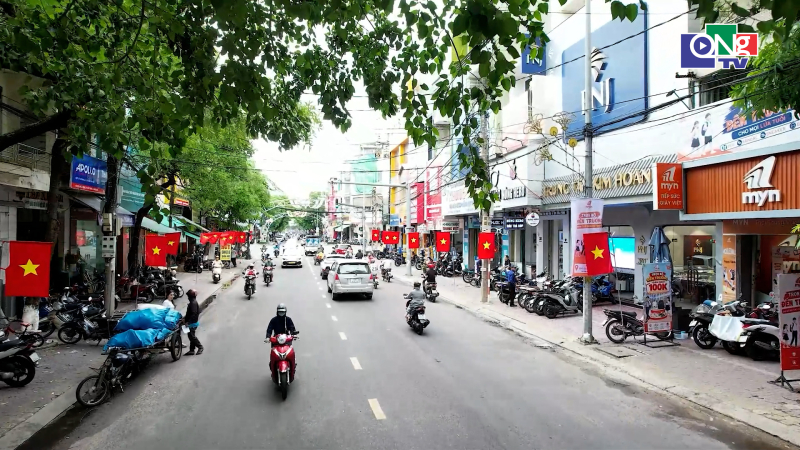 Rực rỡ những tuyến đường cờ Tổ quốc
