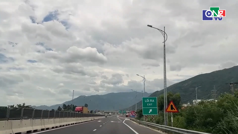 Mất h&agrave;ng trăm thiết bị cảnh b&aacute;o tr&ecirc;n cao tốc