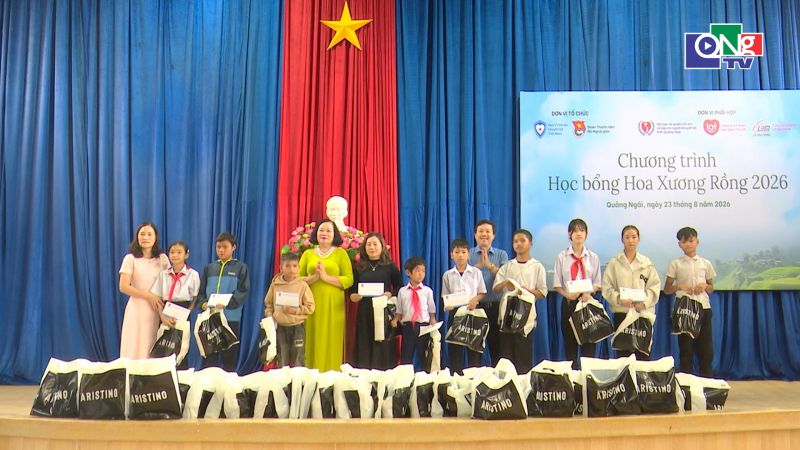 Trao học bổng cho học sinh khuyết tật, trẻ mồ c&ocirc;i tại Quảng Ng&atilde;i