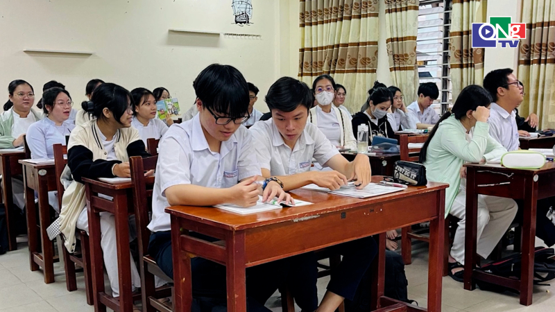 R&agrave; so&aacute;t b&agrave;n ghế cho học sinh cao tr&ecirc;n 1,75m