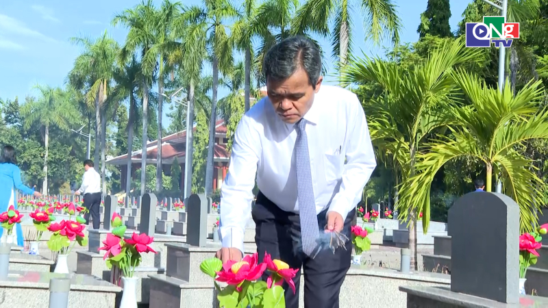 L&atilde;nh đạo tỉnh viếng Nghĩa trang Liệt sĩ tỉnh