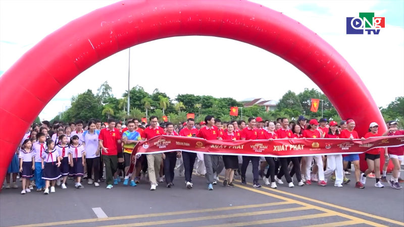 Hơn 3.000 người tham gia &ldquo;C&ugrave;ng Việt Nam tiến bước&rdquo; tại Quảng Ng&atilde;i