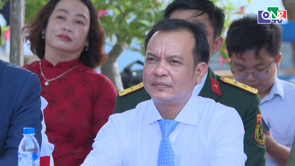 Phó Bí thư Thường trực Tỉnh ủy U Huấn dự Lễ khai giảng tại đặc khu Lý Sơn.