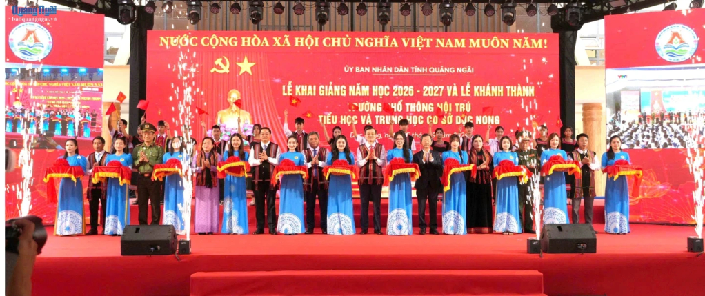 Các đại biểu thực hiện nghi thức cắt băng khánh thành.  