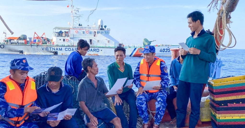 Việc tuyên truyền được thực hiện bằng nhiều hình thức, trong đó chú trọng đối thoại trực tiếp với ngư dân để nâng cao hiệu quả.