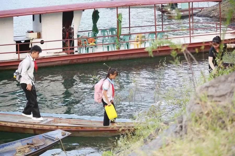 Bảo đảm an toàn cho học sinh trên đường đến trường.