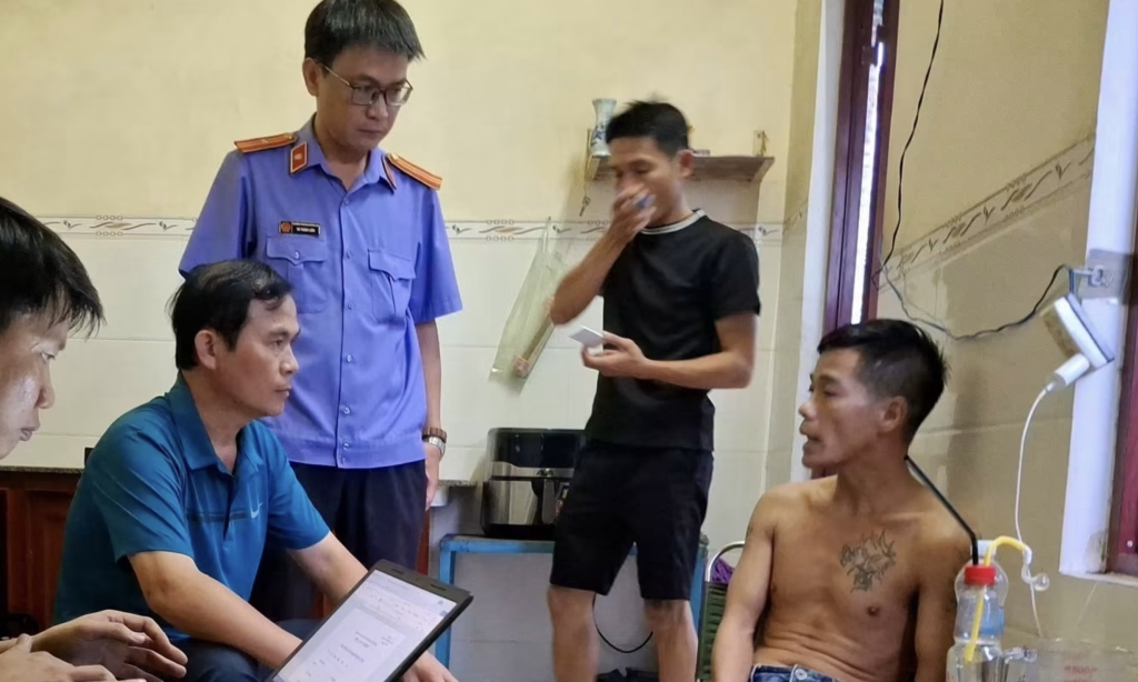 Lực lượng chức năng khai thác đối tượng Võ Duy Vang tại hiện trường. 
