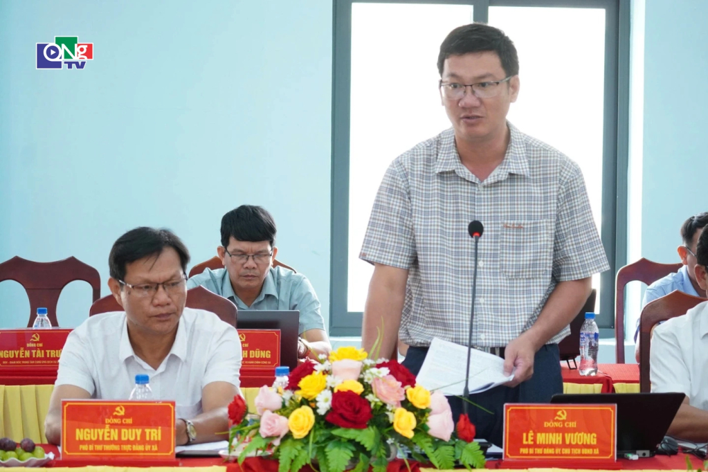 Ông Lê Minh Vương - Chủ tịch UBND xã Đông Trà Bồng báo cáo tại cuộc họp.  