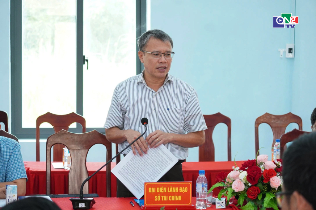 Lãnh đạo Sở Tài chính trao đổi tại cuộc họp.  