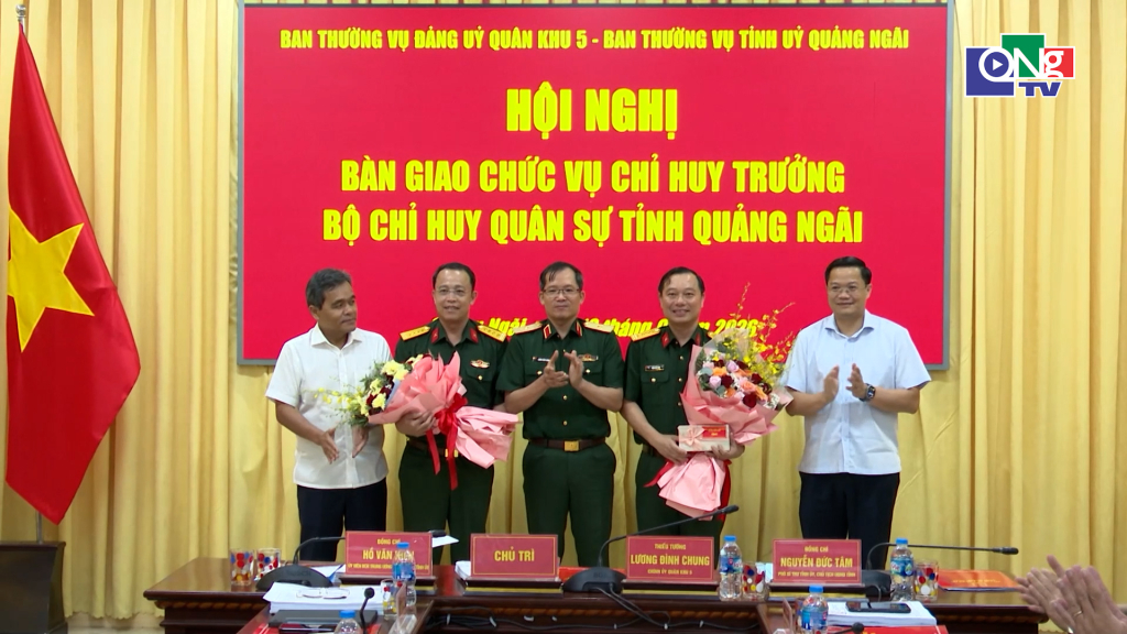 Lãnh đạo Quân khu 5 và tỉnh Quảng Ngãi tặng hoa chúc mừng Đại tá Trần Thế Phan và Đại tá Trần Hữu Ích nhận nhiệm vụ mới.  