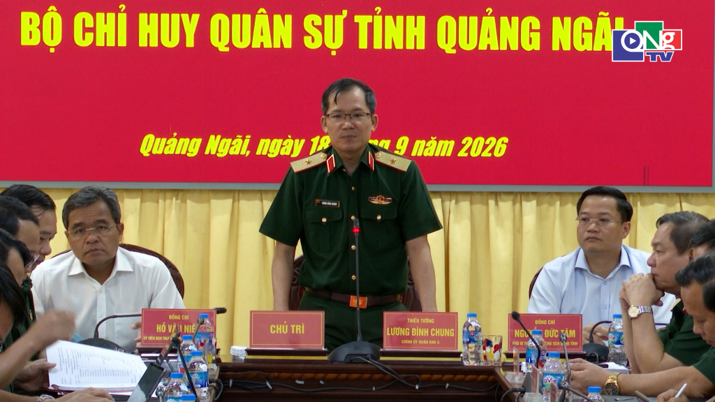 Ủy viên Trung ương Đảng, Bí thư Tỉnh ủy, Bí thư Đảng ủy Quân sự tỉnh Hồ Văn Niên; Thiếu tướng Lương Đình Chung - Bí thư Đảng ủy, Chính ủy Quân khu 5 và Phó Bí thư Tỉnh ủy, Chủ tịch UBND tỉnh Nguyễn Đức Tâm đồng chủ trì hội nghị.  