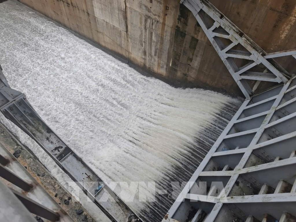 Vận hành điều tiết xả tại các hồ chứa nhằm hạ mực nước đón lũ, bảo vệ an toàn công trình và bảo đảm tối đa tính mạng, tài sản của nhân dân. Ảnh: Công Tường-TTXVN