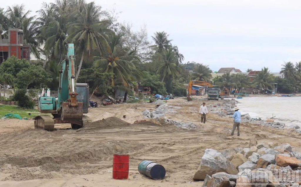 Phương tiện, thiết bị thi công kè chống sạt lở bờ biển đoạn qua các thôn: An Vĩnh, Kỳ Xuyên. Ảnh: HIỂN CỪ