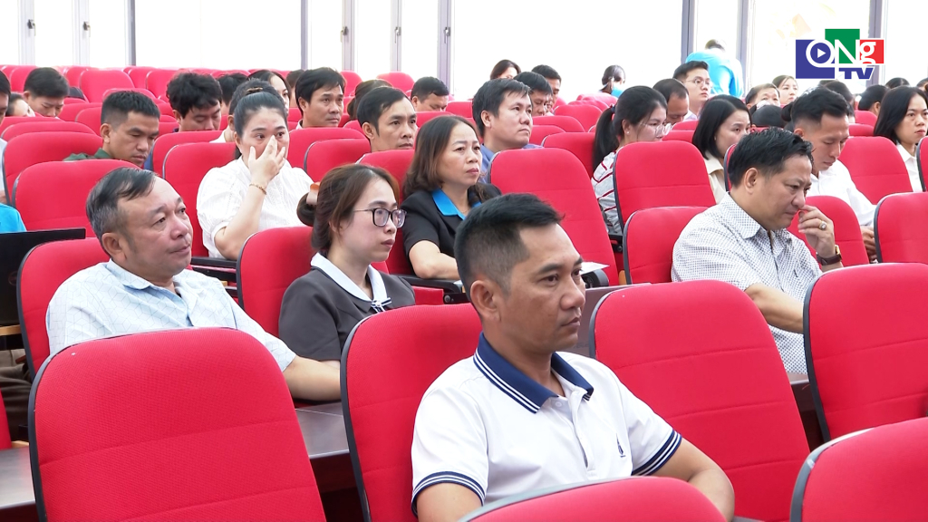 Các đại biểu dự hội nghị.