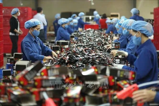 Công nhân tại một khu công nghiệp. Ảnh: TTXVN