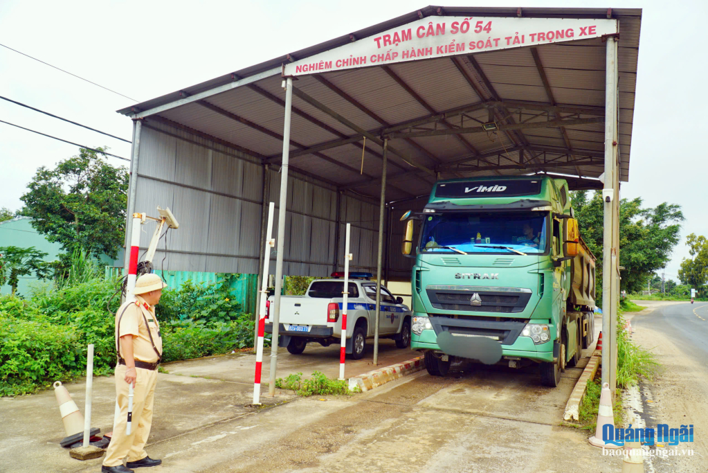 Kiểm tra tải trọng xe chở vật liệu xây dựng tại trạm cân số 54, xã Đăk Rơ Wa.  