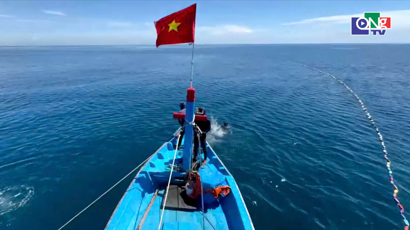 Cờ Tổ quốc &ldquo;Cột mốc sống&rdquo; giữa tr&ugrave;ng khơi