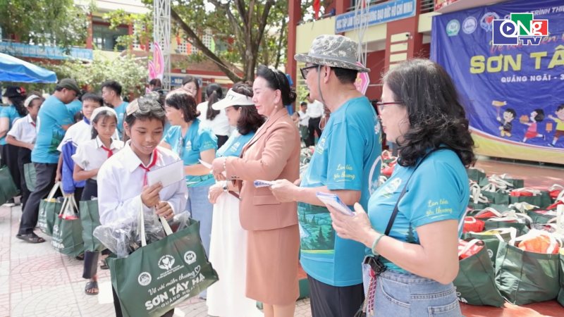 Trao qu&agrave; cho học sinh v&agrave; người d&acirc;n tại Sơn T&acirc;y Hạ