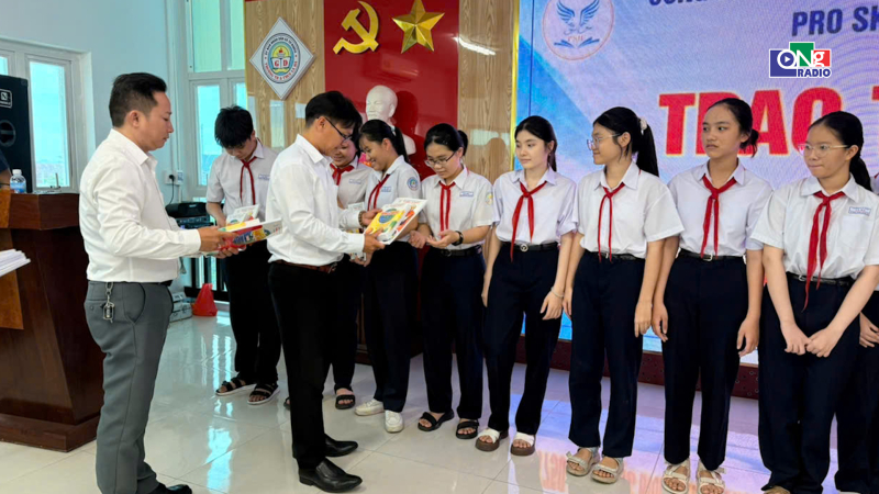 N&acirc;ng bước em đến trường