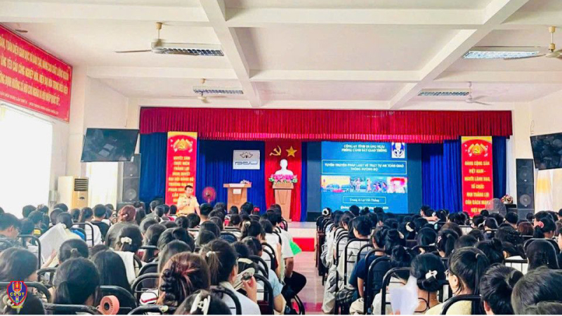 Tuy&ecirc;n truyền ph&aacute;p luật cho 2.100 sinh vi&ecirc;n