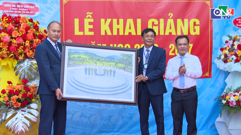 Ph&oacute; B&iacute; thư Thường trực Tỉnh ủy U Huấn dự Lễ khai giảng tại đặc khu L&yacute; Sơn
