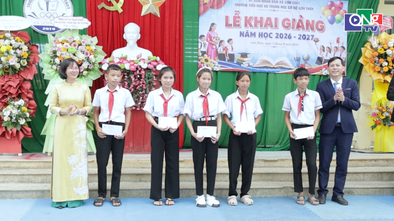 Trao qu&agrave; cho học sinh c&oacute; ho&agrave;n cảnh kh&oacute; khăn