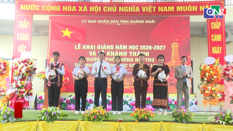 Ph&oacute; B&iacute; thư Tỉnh ủy Nguyễn Đức Tuy dự khai giảng tại x&atilde; Sa Loong 