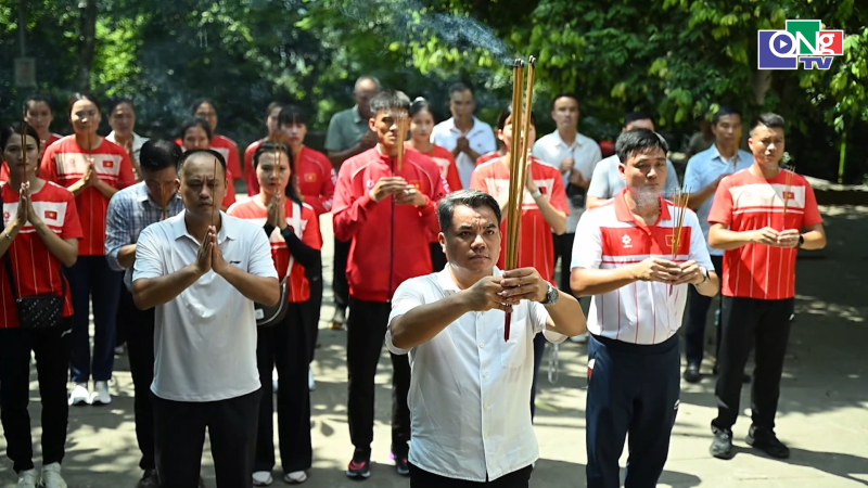 Đội tuyển điền kinh Việt Nam d&acirc;ng hương tưởng niệm c&aacute;c vua H&ugrave;ng 