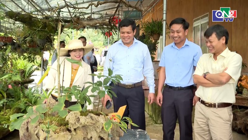 Ph&oacute; B&iacute; thư Tỉnh ủy Nguyễn Đức Tuy kiểm tra m&ocirc; h&igrave;nh sản xuất tại x&atilde; Tu Mơ R&ocirc;ng