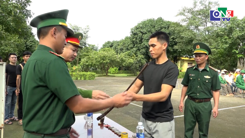 Vận động nh&acirc;n d&acirc;n giao nộp vũ kh&iacute;&nbsp;tự chế&nbsp;
