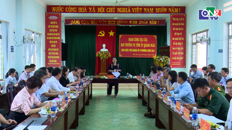 Ph&oacute; B&iacute; thư Tỉnh ủy Đinh Thị Hồng Minh l&agrave;m việc với Đảng ủy phường Đăk Bla