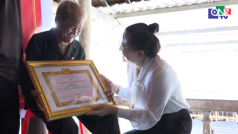 Trao Huy hiệu 65 năm tuổi Đảng cho đảng vi&ecirc;n tại x&atilde; Minh Long