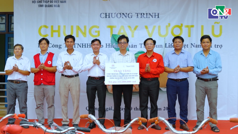 Trao tặng thiết bị học tập, xe đạp cho học sinh x&atilde; Ba Dinh
