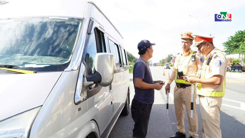 Cảnh s&aacute;t giao th&ocirc;ng tổng kiểm tra xe kinh doanh vận tải