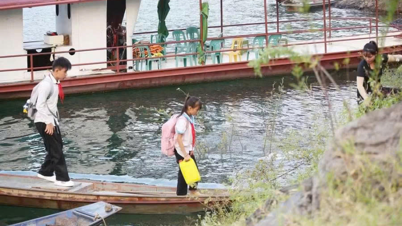 Bảo đảm an to&agrave;n cho học sinh tr&ecirc;n đường đến trường 