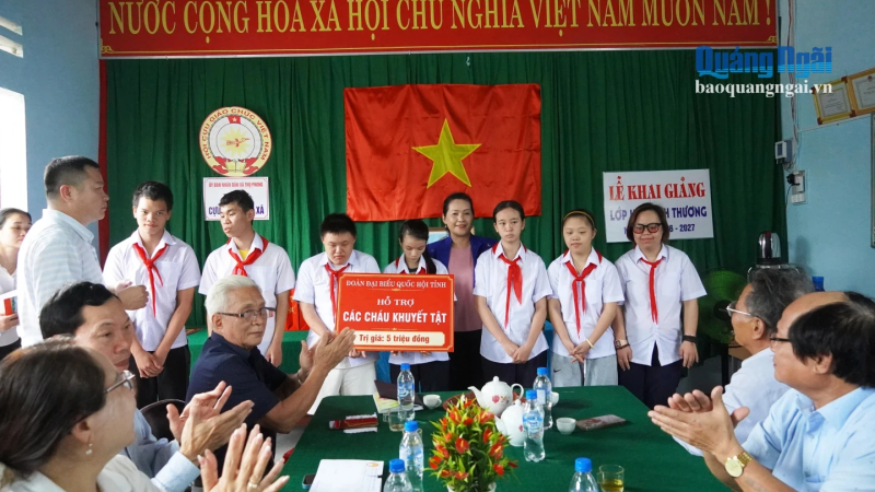 Thăm, tặng qu&agrave; cho lớp học t&igrave;nh thương Tịnh Thọ