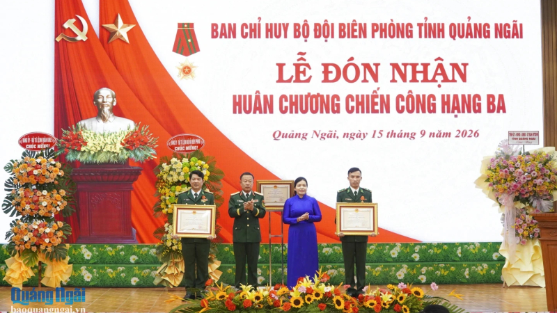 Bộ đội Bi&ecirc;n ph&ograve;ng tỉnh Quảng Ng&atilde;i nhận Hu&acirc;n chương Chiến c&ocirc;ng hạng Ba