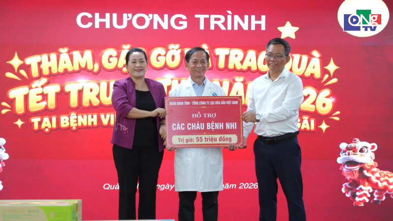 Ph&oacute; B&iacute; thư Tỉnh ủy Đinh Thị Hồng Minh thăm, tặng qu&agrave; bệnh nhi kh&oacute; khăn