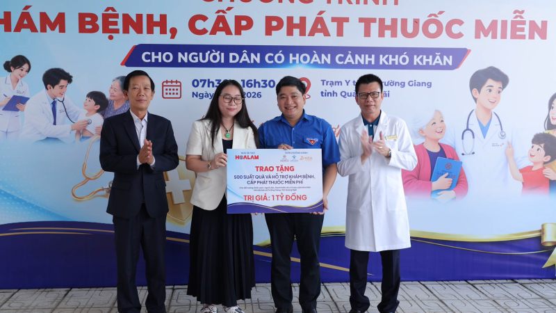 Kh&aacute;m bệnh, cấp ph&aacute;t thuốc miễn ph&iacute; cho người d&acirc;n x&atilde; Trường Giang